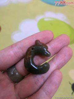 河磨玉一个小挂件,c型龙带皮