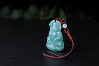 翡翠是玉吗?翡翠与玉哪个好?